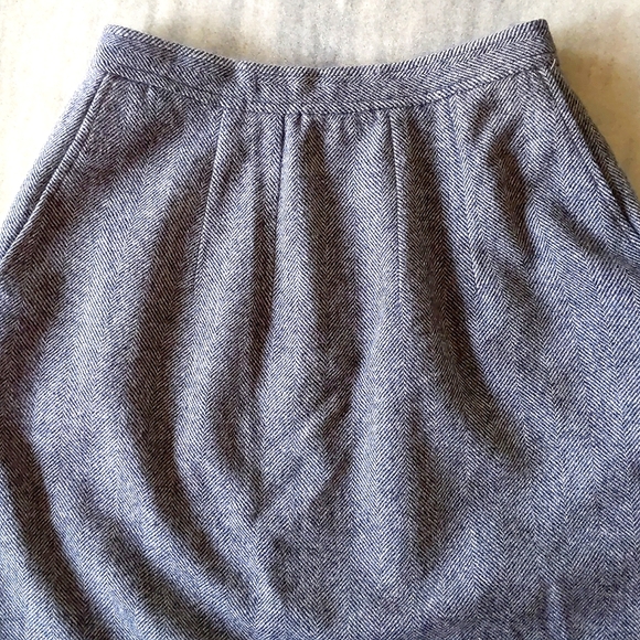 NWOT. Woman's 100% Wool full lined skirt with Herringbone pattern. - Picture 2 of 8